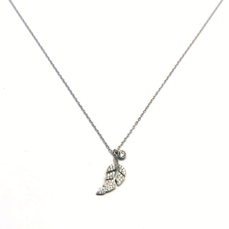 Silberne Kette mit weißem Steinblatt-Anhänger