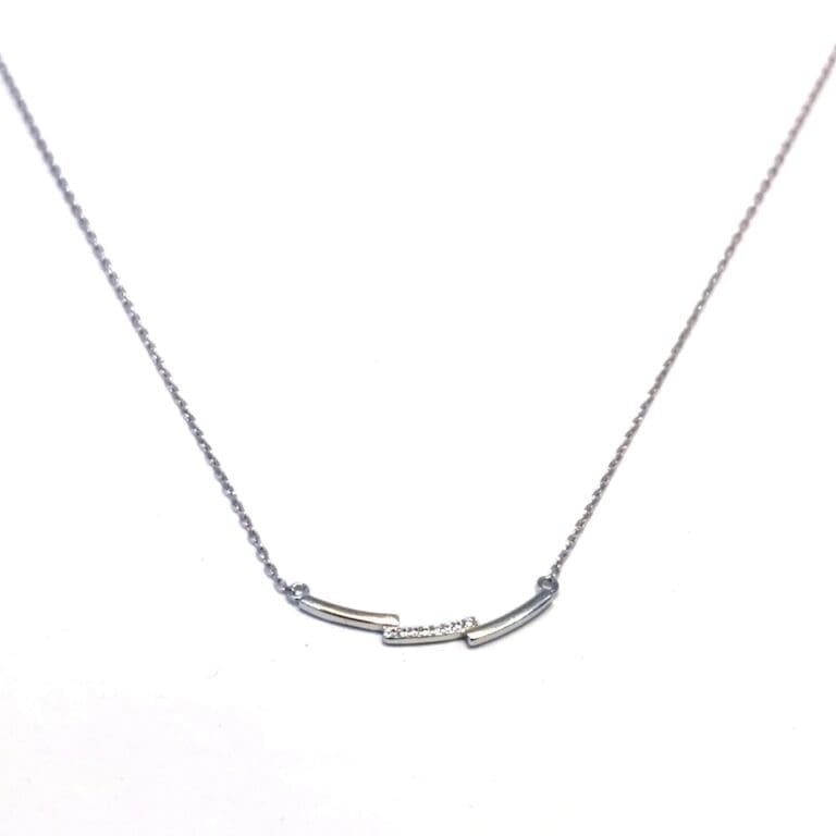 Silberne Kette mit integriertem Anhänger aus weißem Stein