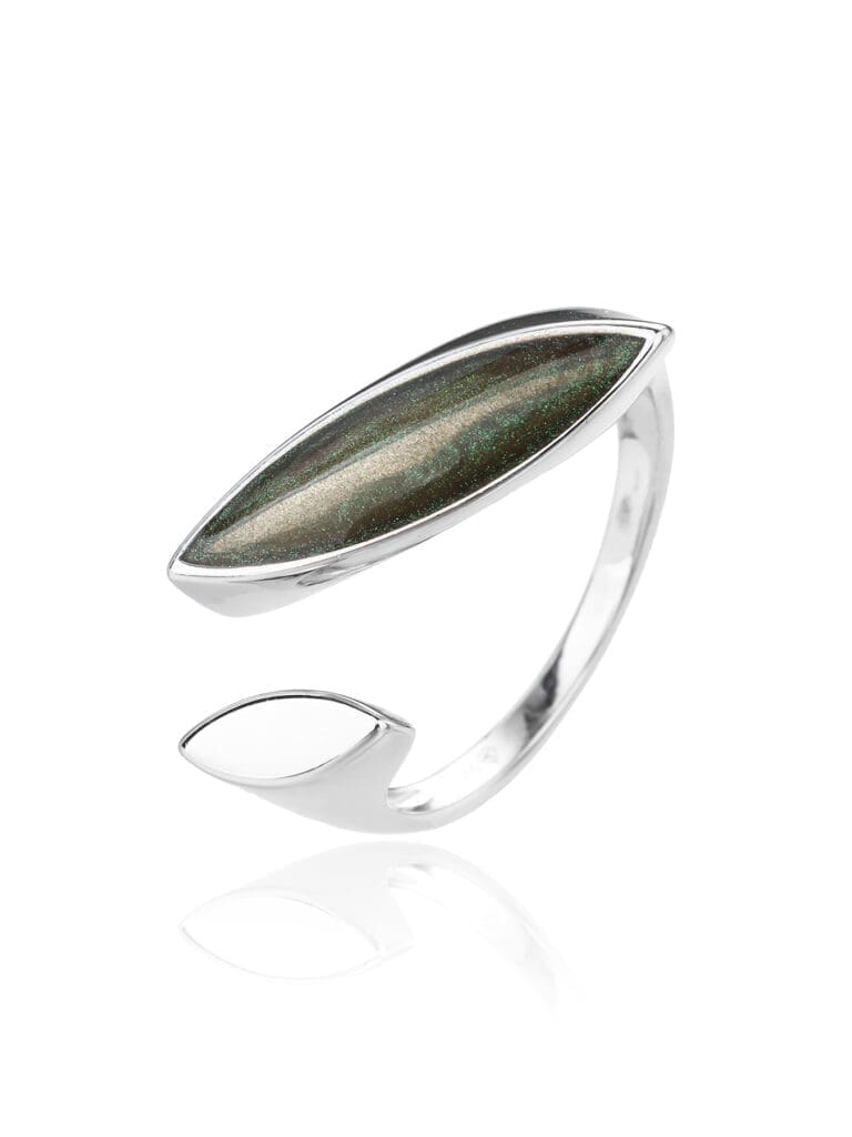 Silver ring with green iridescent decoration