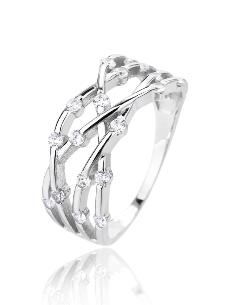 Silberner Ring mit mehreren Zirkonsteinen im Design