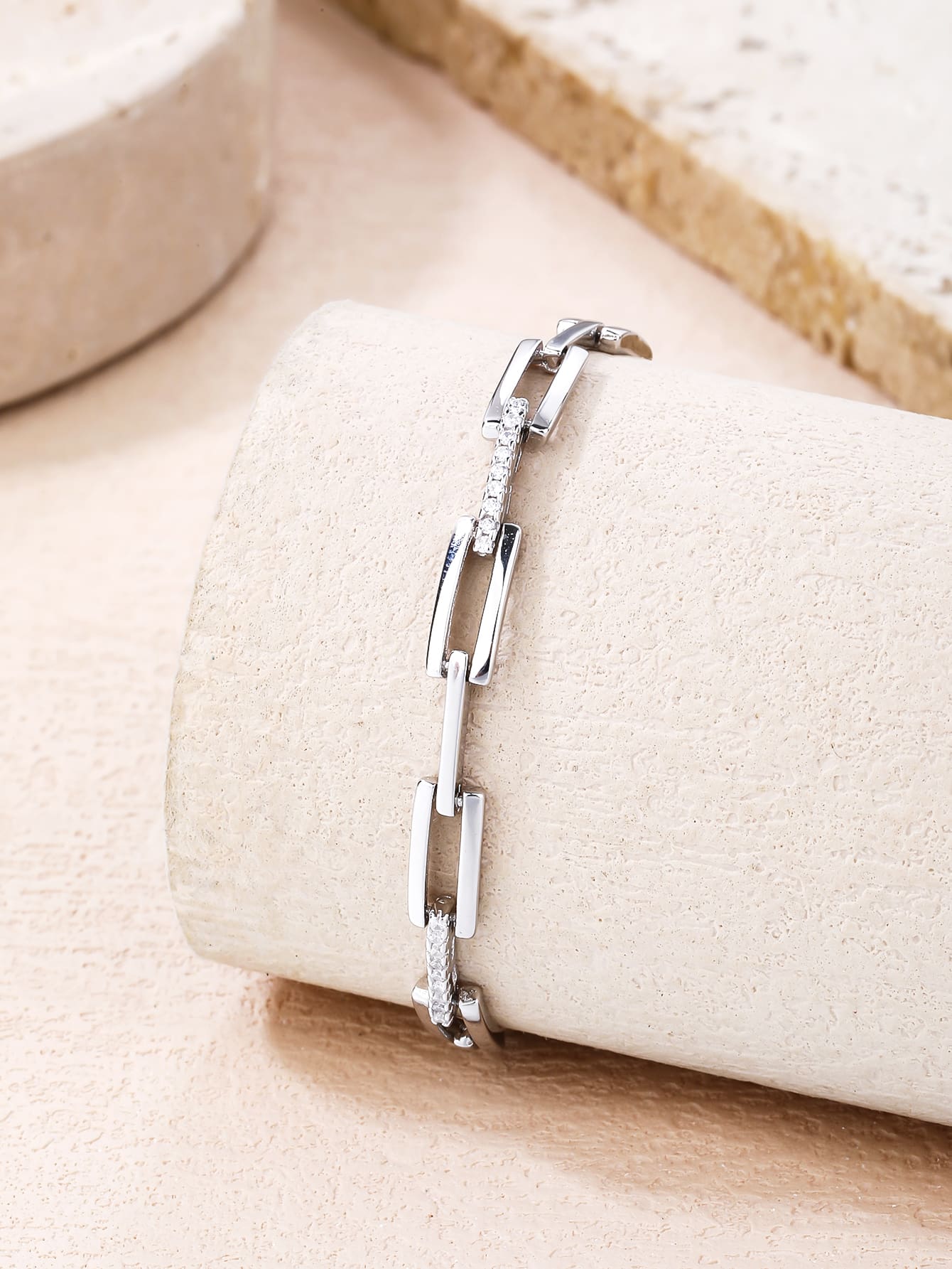 Ezüst karkötő téglalap láncszemekkel és cirkónia kövekkel (17+4 cm)_2