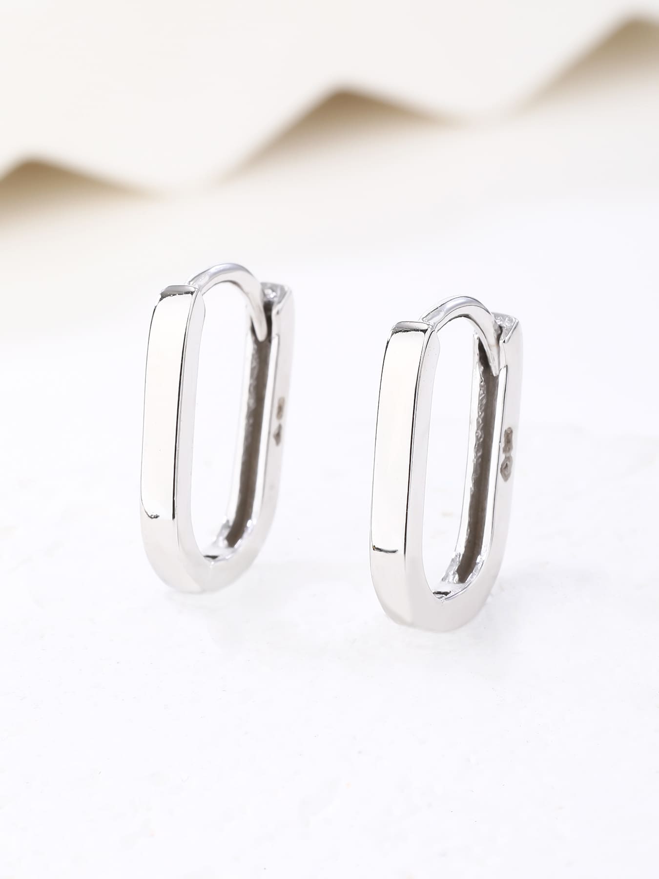 U alakú ezüst fülbevaló – elegancia modern formában_3