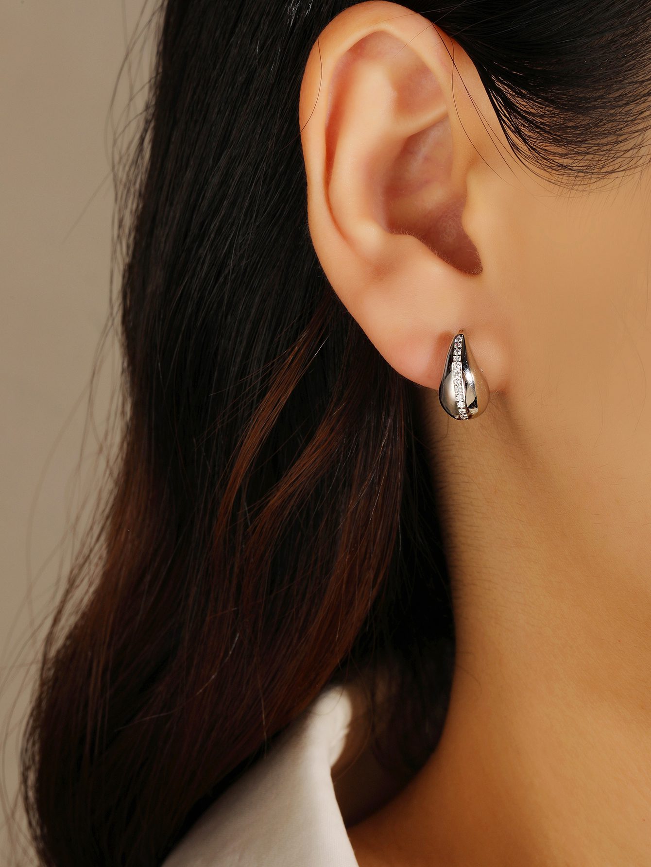 Teardrop-shaped Zirconia Strip Earrings 1