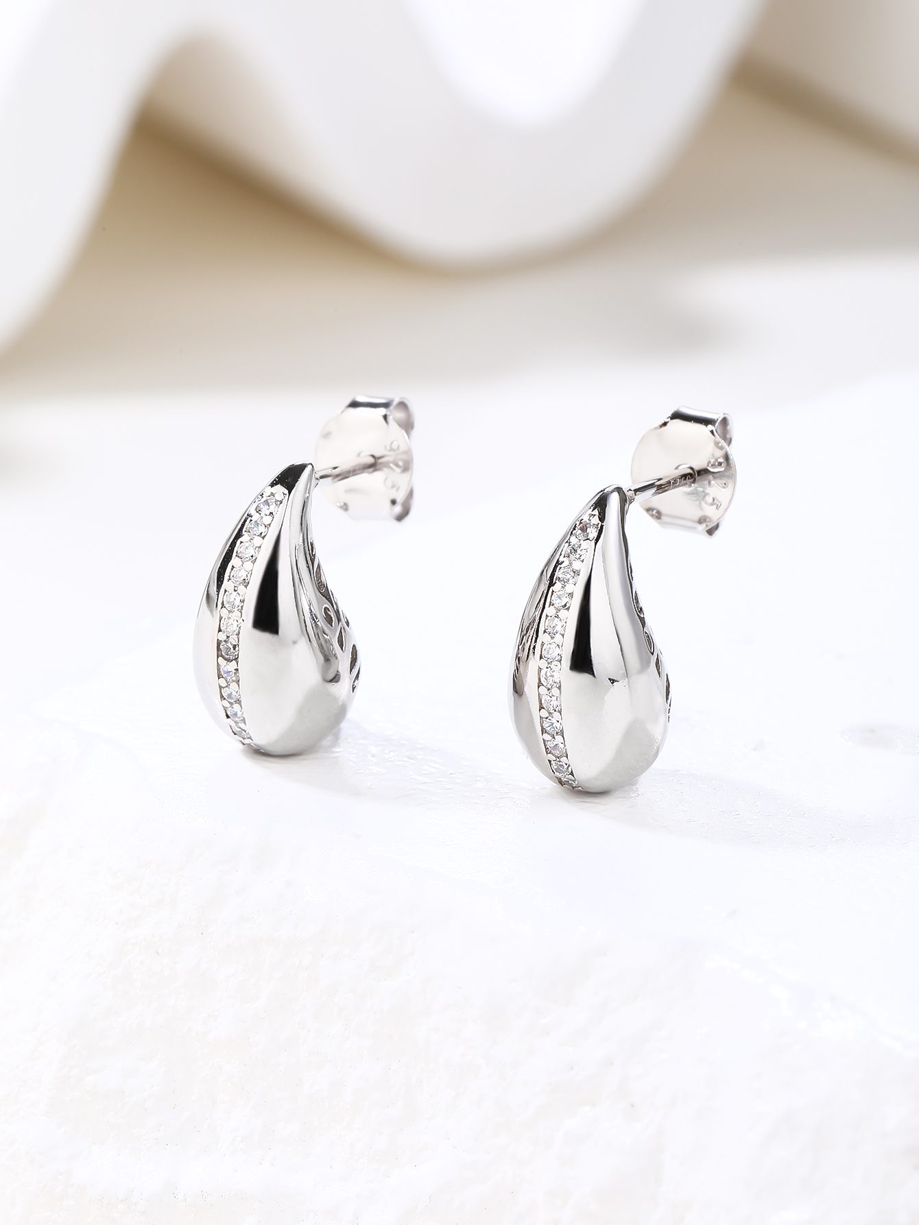 Drop-shaped zirconia band earrings 4