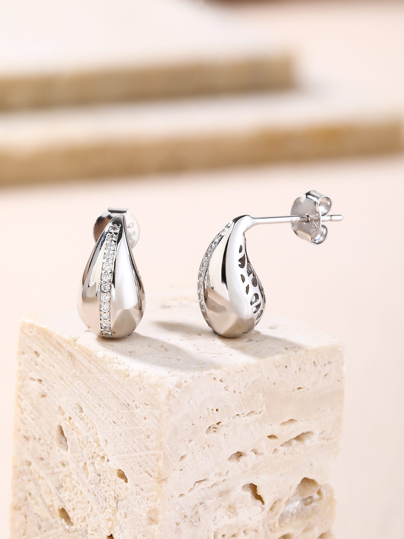 Teardrop-shaped Zirconia Strip Earrings 5