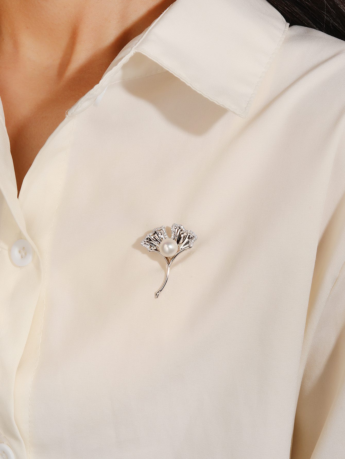 Elegante Brosche in Form eines Blattes, mit Perlen und Zirkonia-Steinen 1