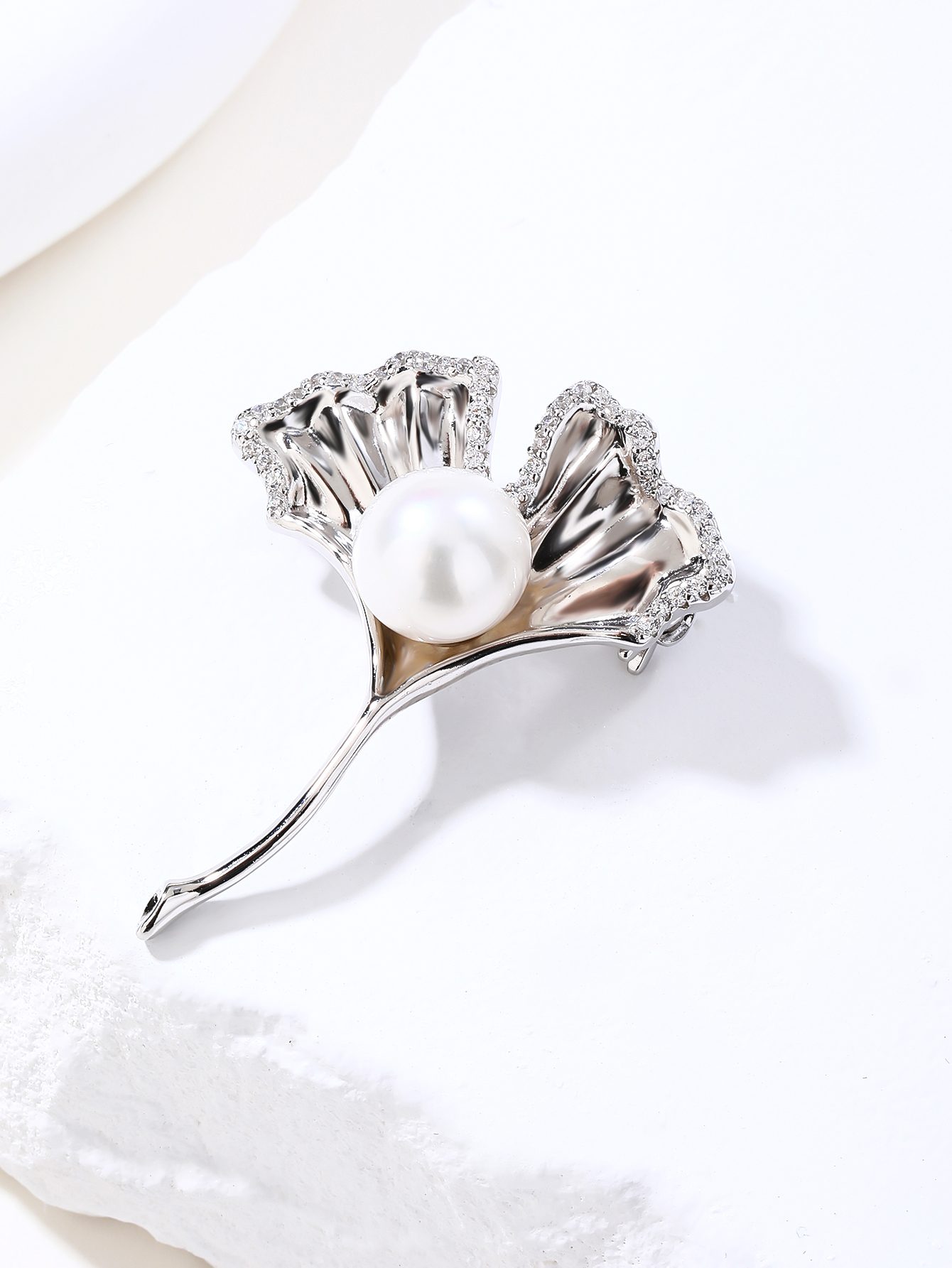 Elegante Brosche in Blattform mit Perlen und Zirkonia-Steinen 4