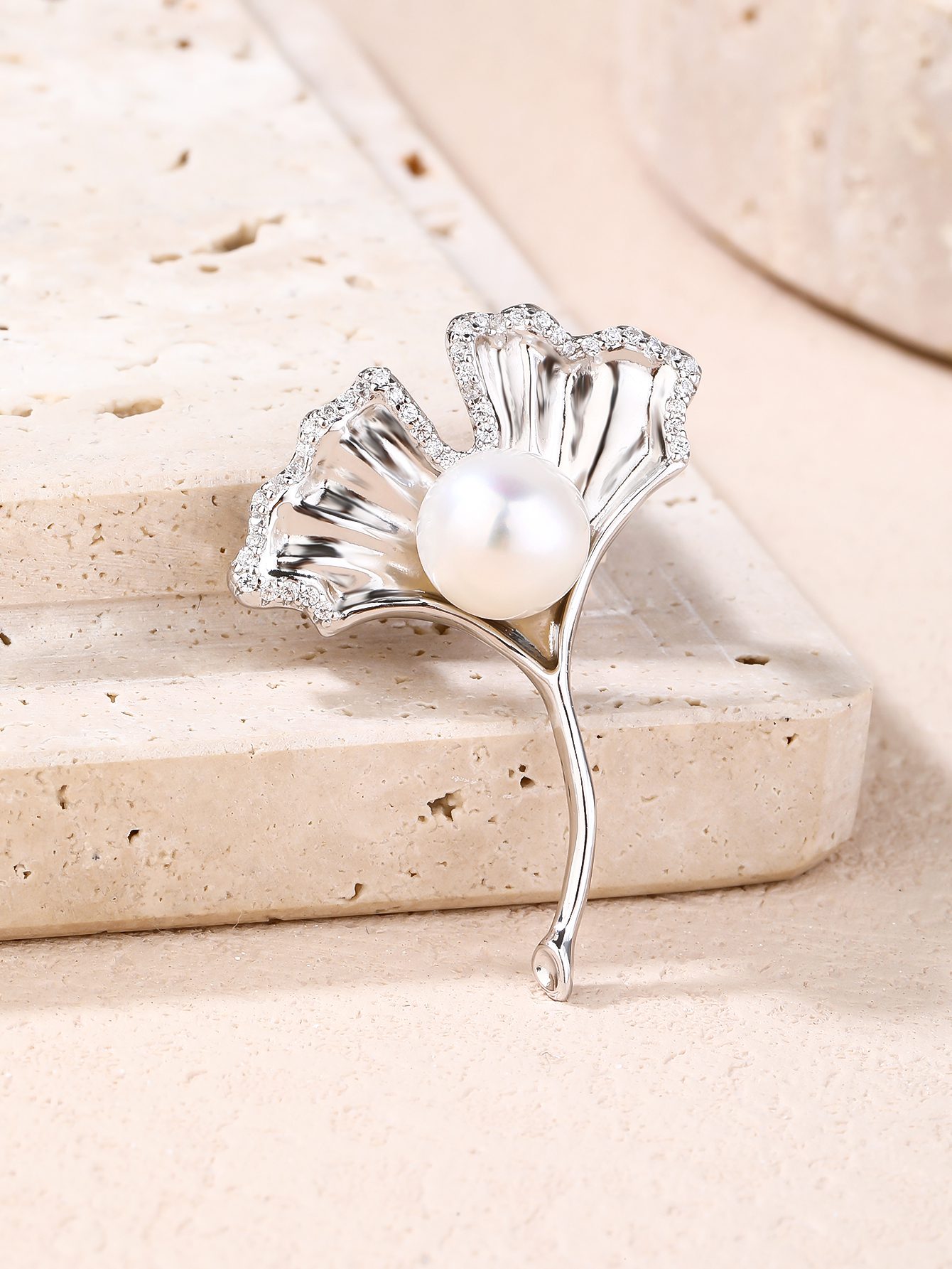 Elegante Brosche in Blattform, mit Perlen und Zirkonia-Steinen 5