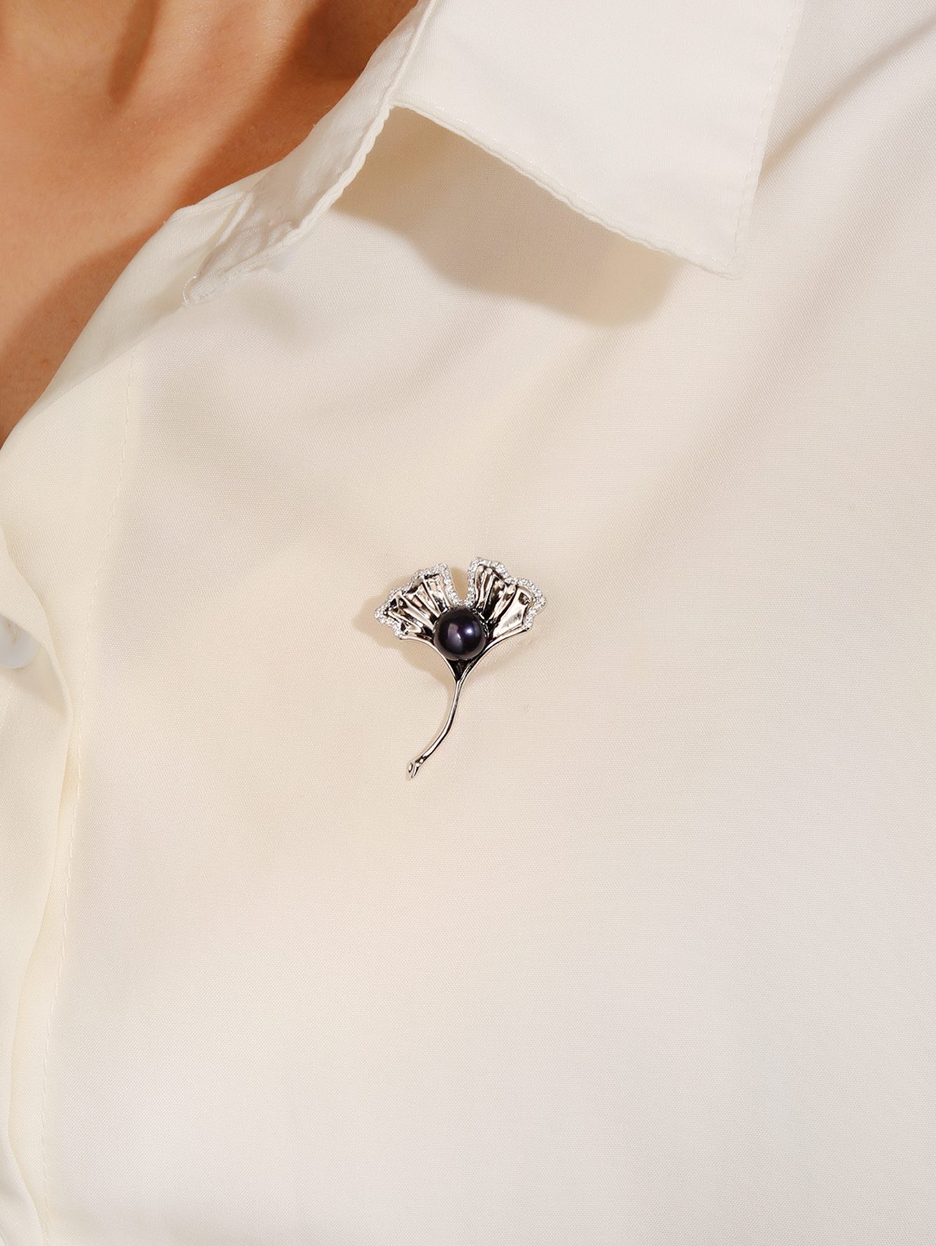 Elegante Brosche in Briefform mit dunkler Perle und Zirkonia-Steinen 1