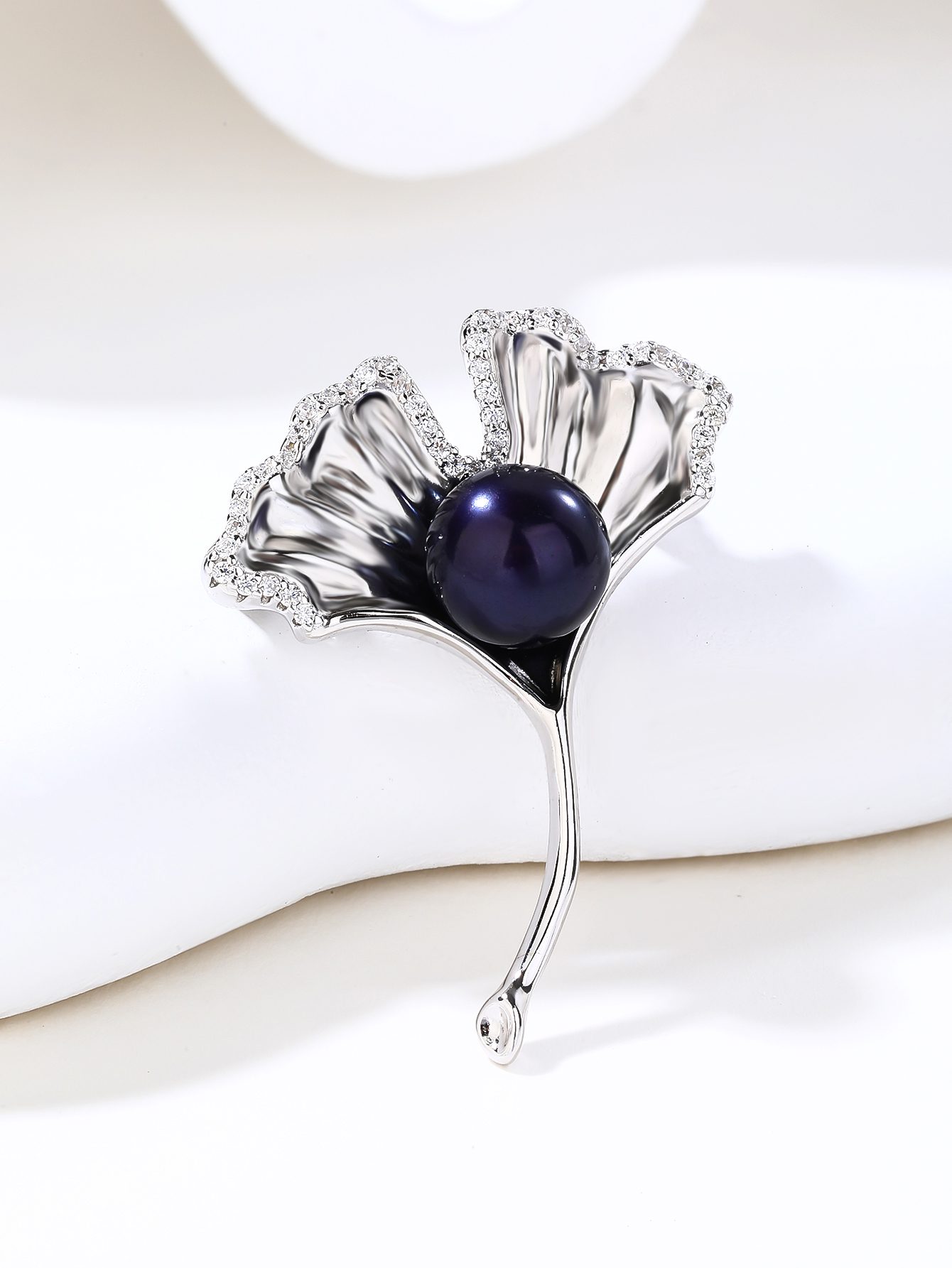 Elegante Brosche in Blattform mit dunklen Perlen und Zirkonia-Steinen 4