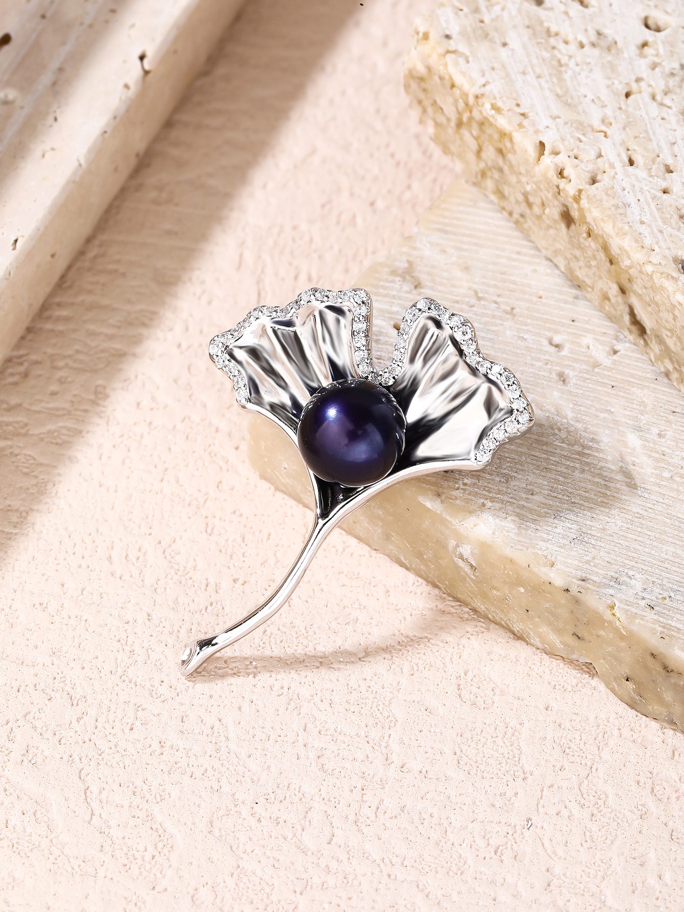 Elegante Brosche in Form eines Blattes mit dunkler Perle und Zirkonia-Steinen 5