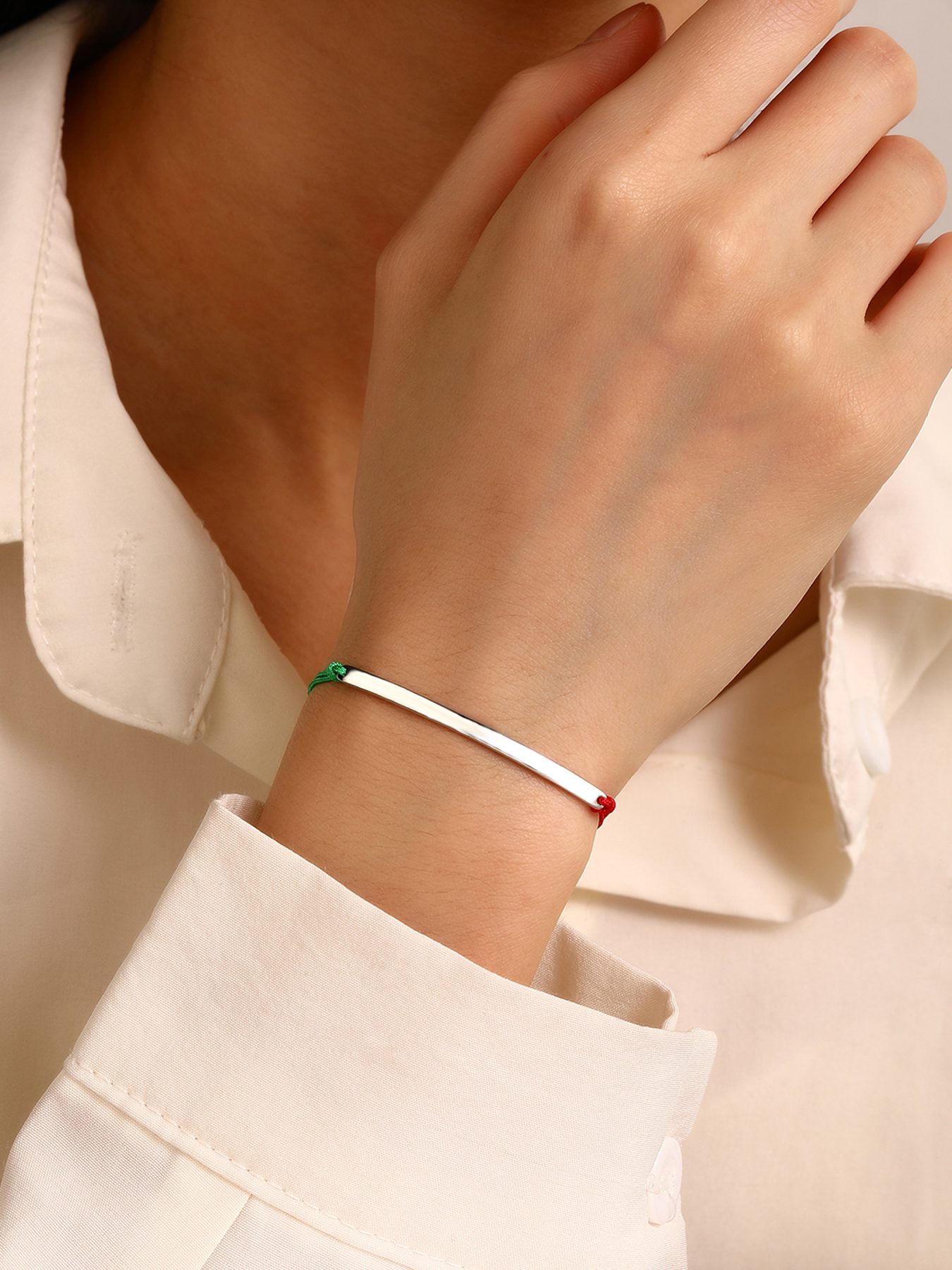 „Nationales Licht“ – Trikolor-Armband mit Kordel und gravierbarem Silberelement 1