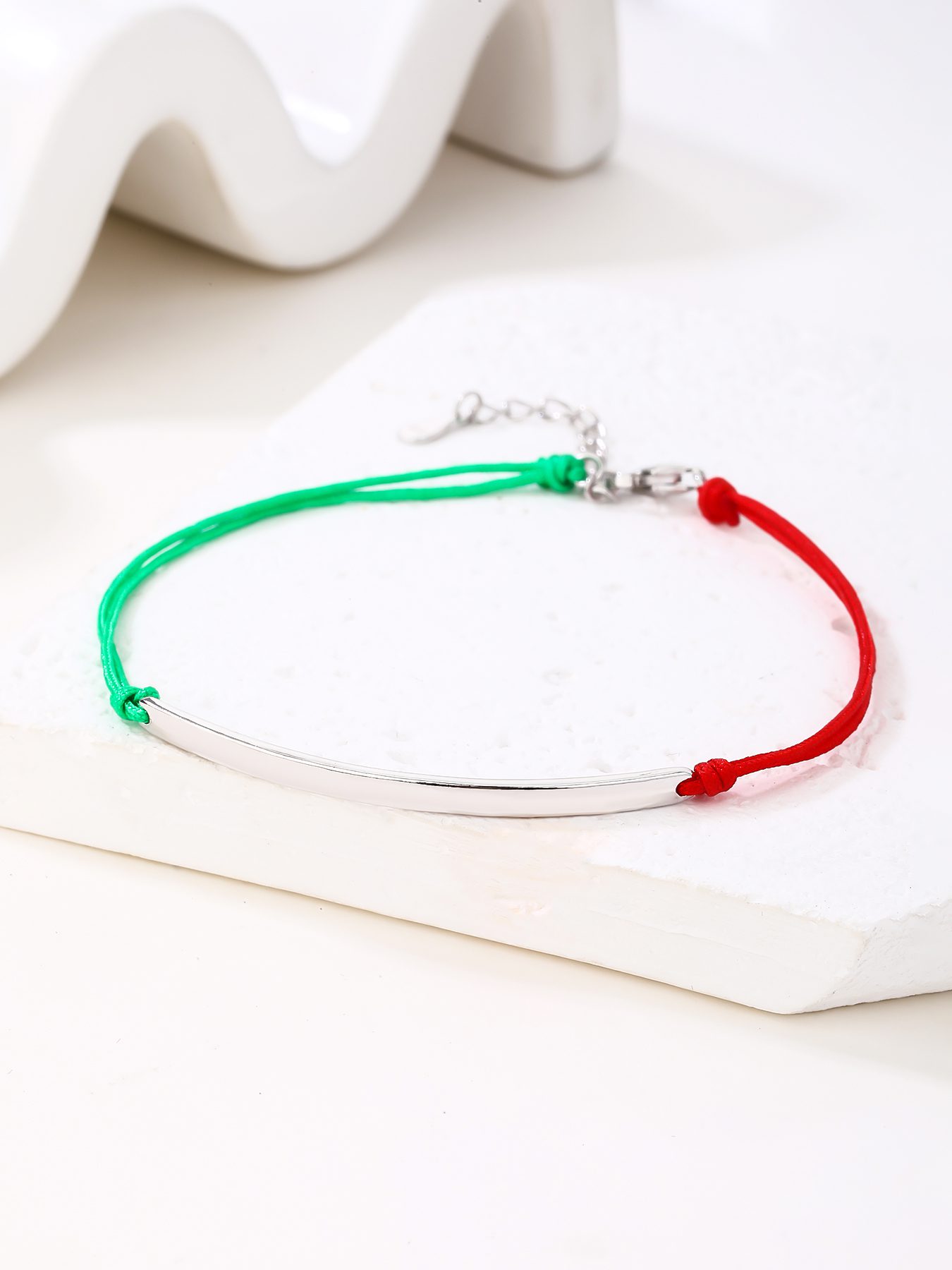 „Nationales Licht“ – Trikolor-Armband mit Kordel und gravierbarem Silberelement 2