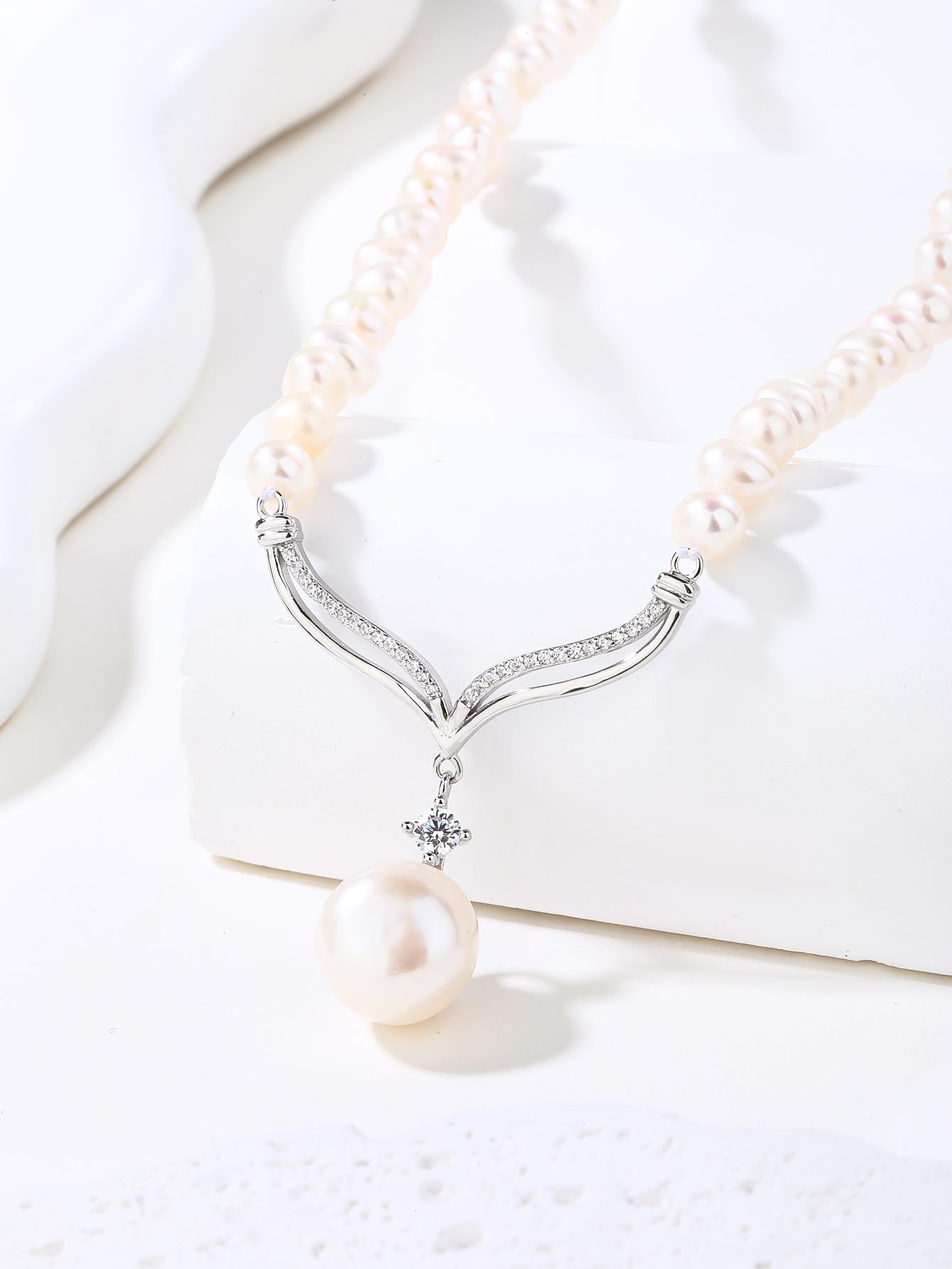 Pearl Necklace with Pendant and Zirconia Stones 4
