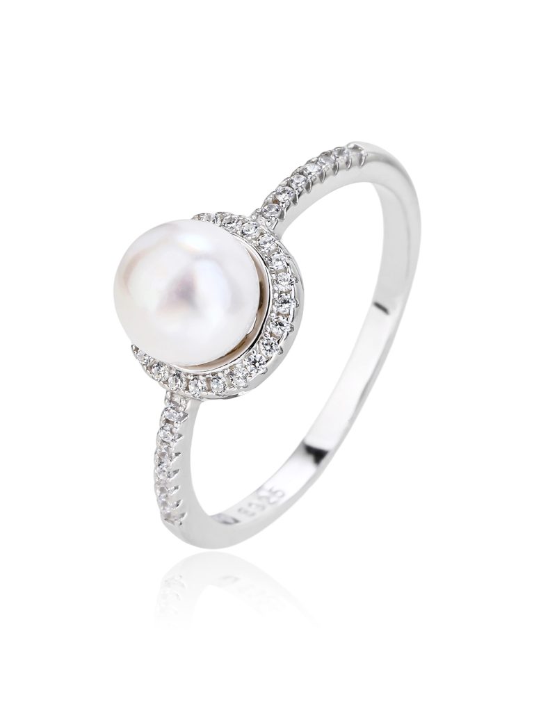 Elegant silver ring with a white pearl and cubic zirconia