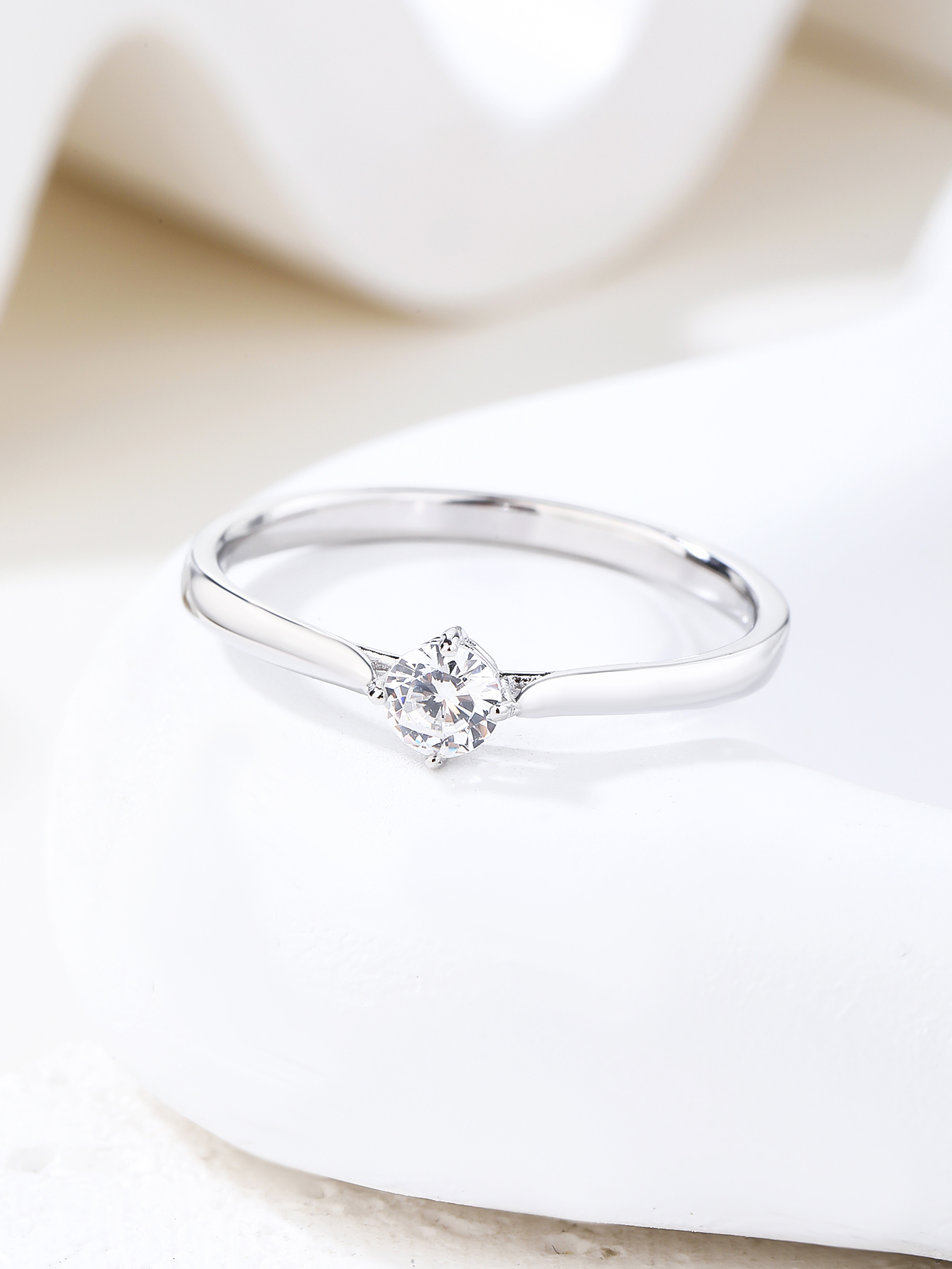 Weißer, quadratischer Solitärring mit Zirkonia aus 925er Silber mit Rhodiumbeschichtung 2