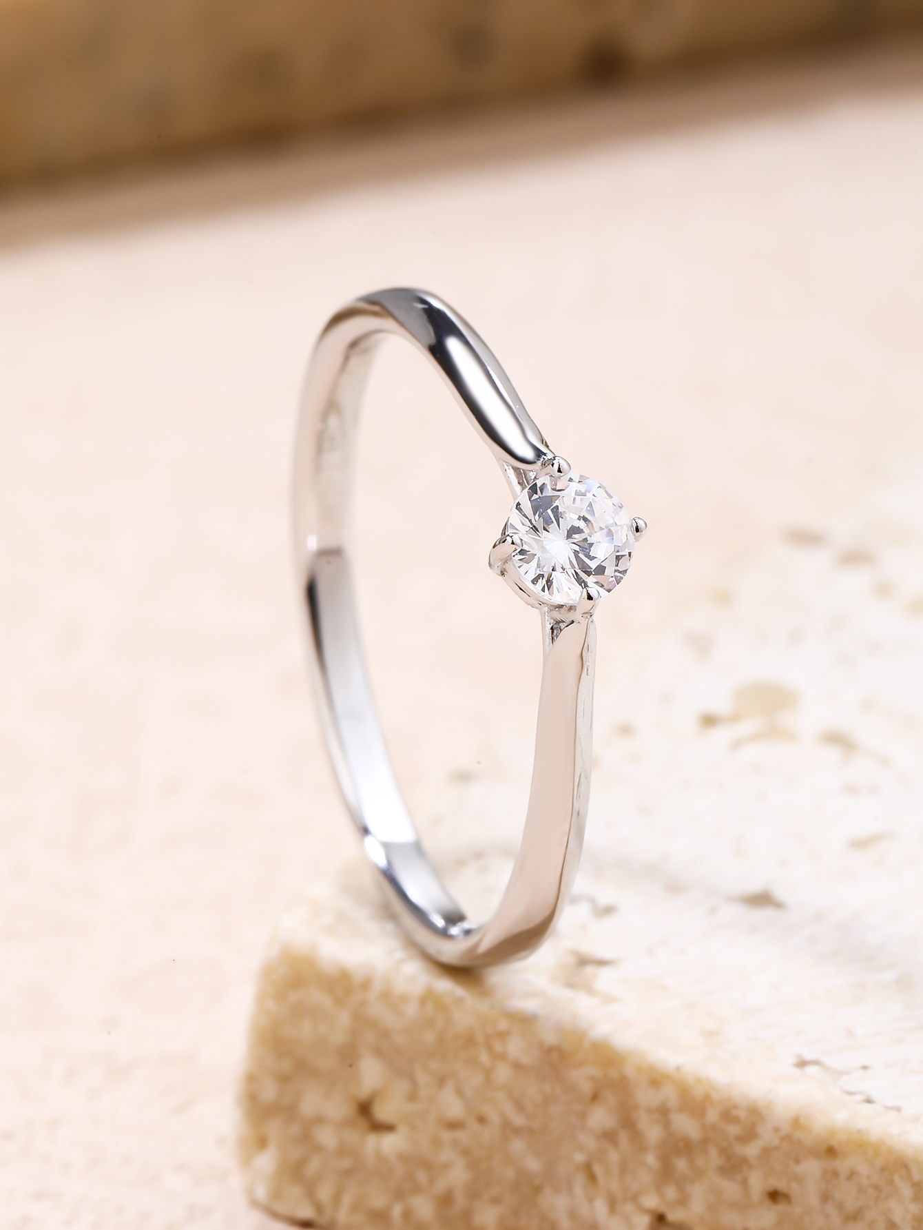 Weißer, quadratischer Solitärring mit Zirkonia aus 925er Silber mit Rhodiumbeschichtung 3