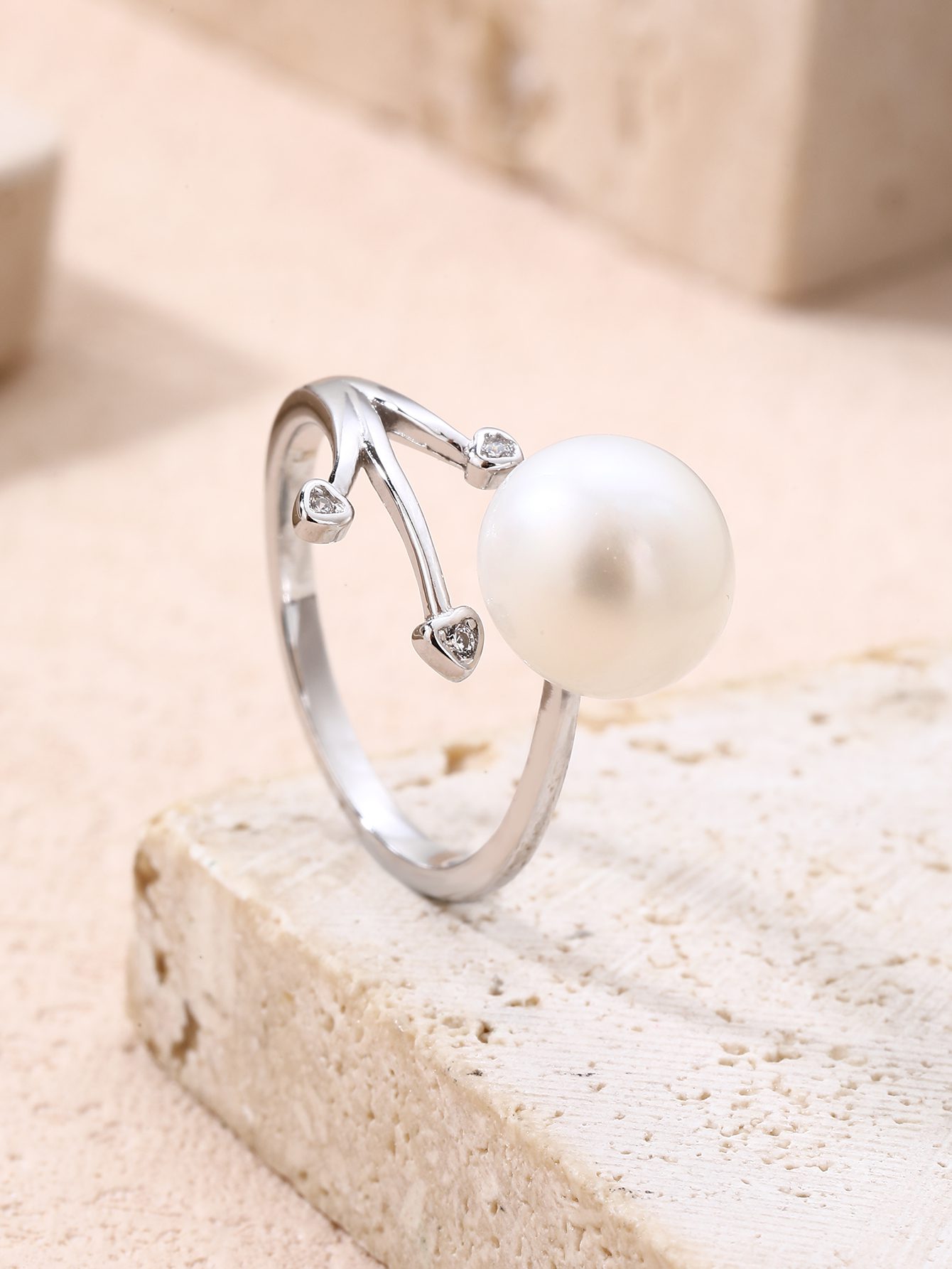 Ring mit weißer Zuchtperle aus Süßwasser und Zirkonia im Zweigmuster, Nr. 1