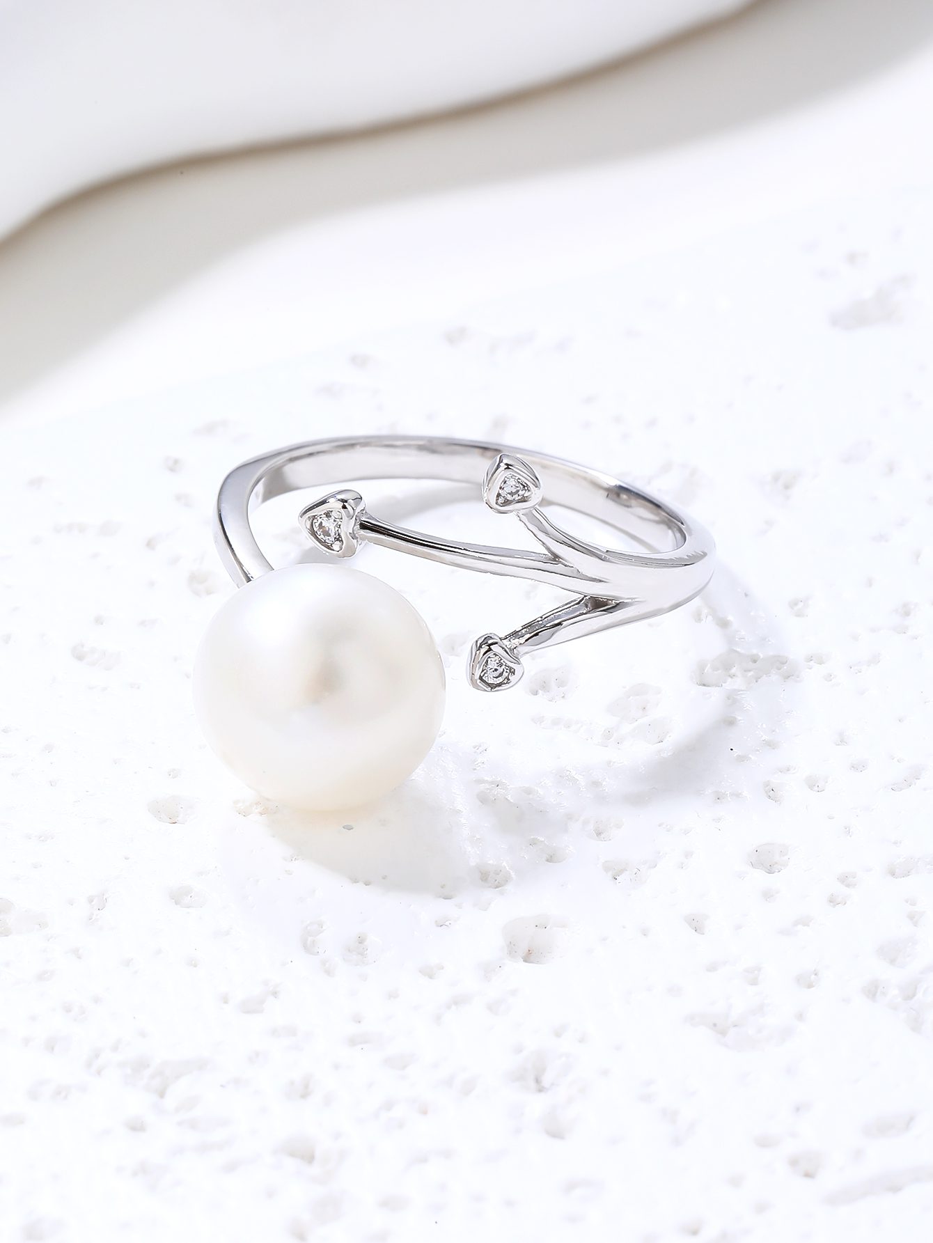 Ring mit weißer Zuchtperle aus Süßwasser und Zirkonia im Zweigmuster 2