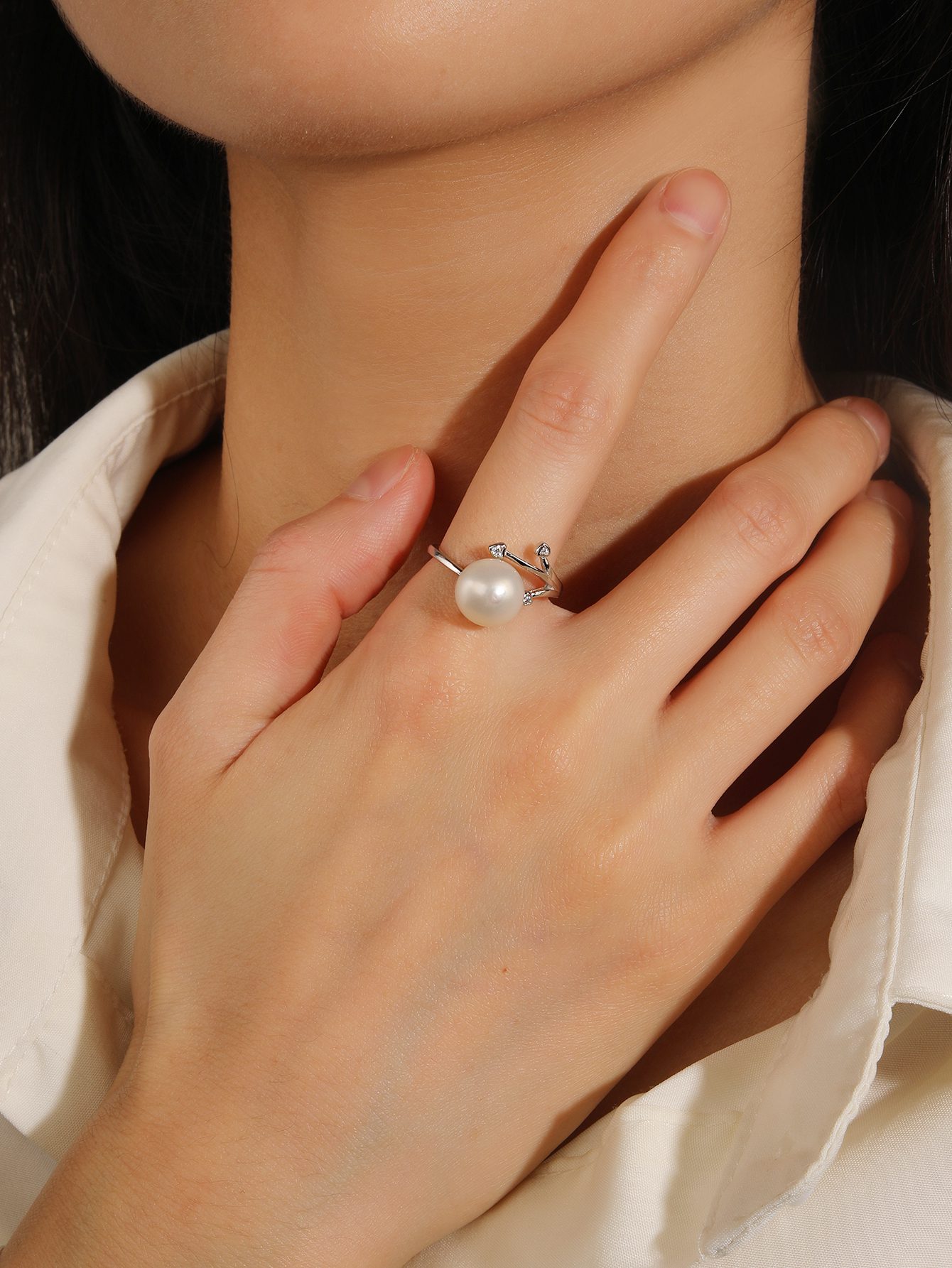 Ring mit weißer Zuchtperle aus Süßwasser und Zirkonia im Zweigmuster, Nr. 4