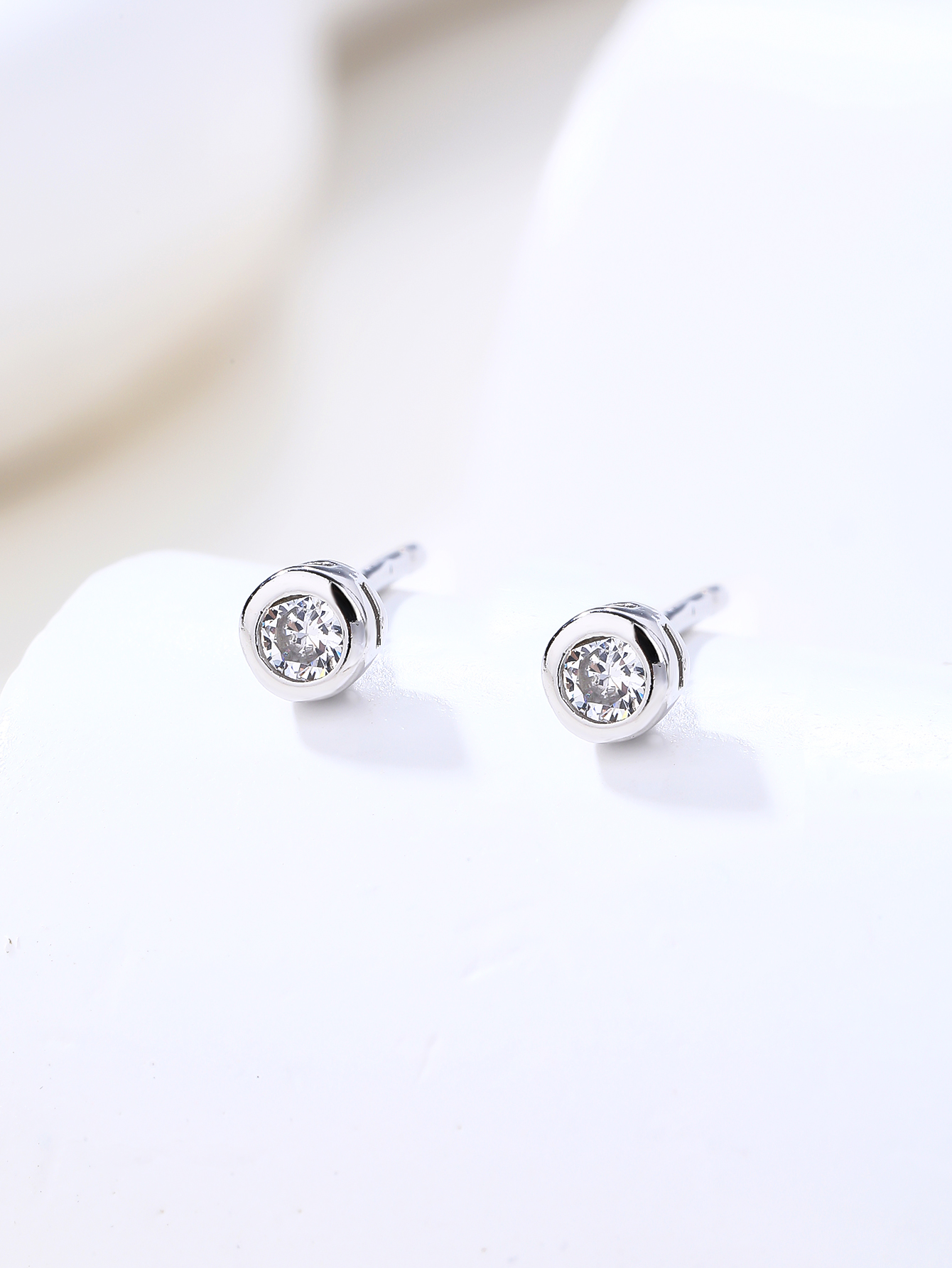 Silver zirconia stud earrings with rhodium plating 2