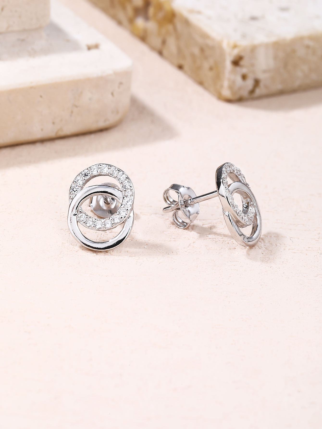 Silver stud earrings with a double-circle zirconia motif, rhodium-plated 3