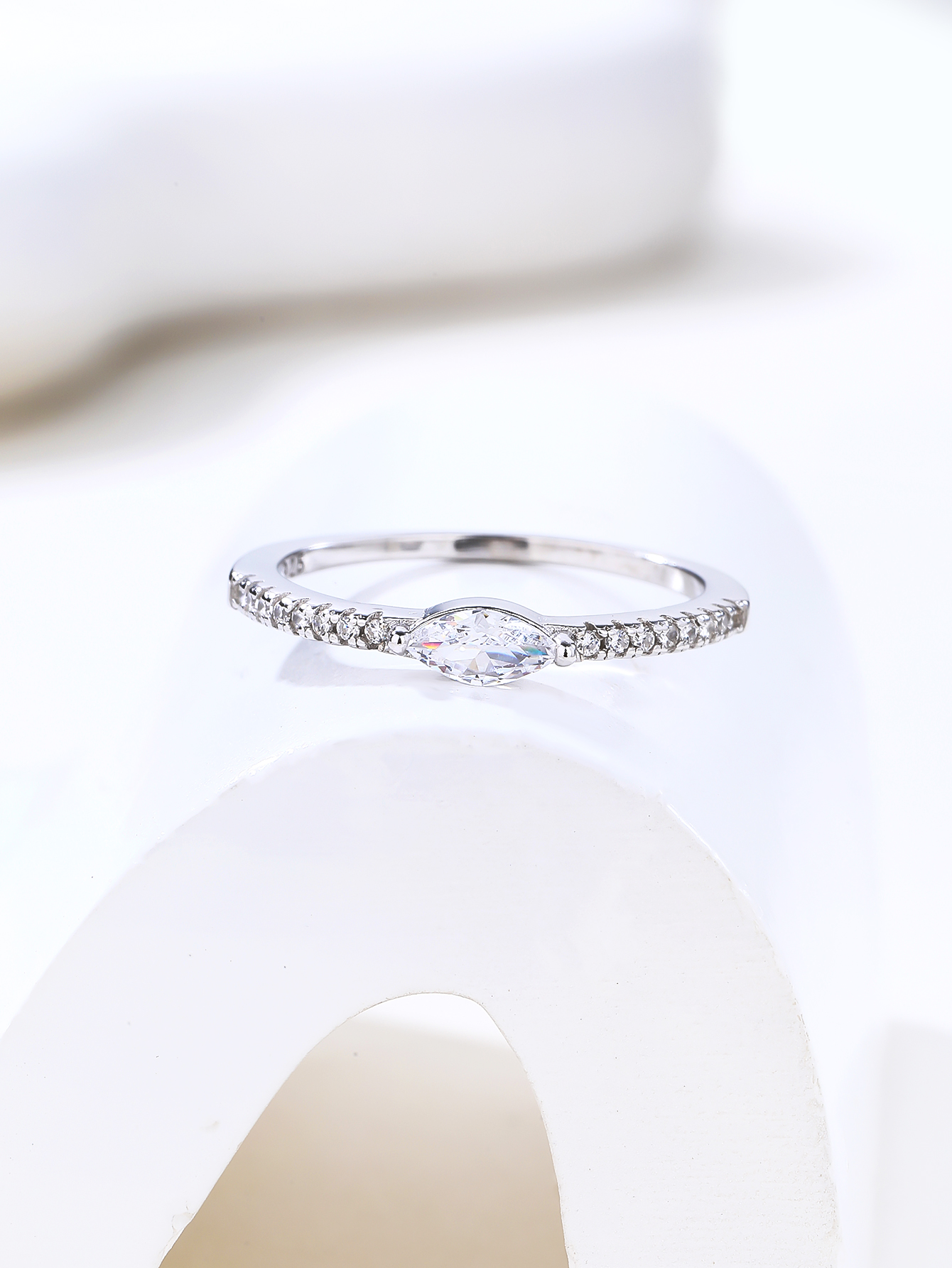 Silberner Ring mit Zirkonia im Navette-Schliff, rhodiniert 2