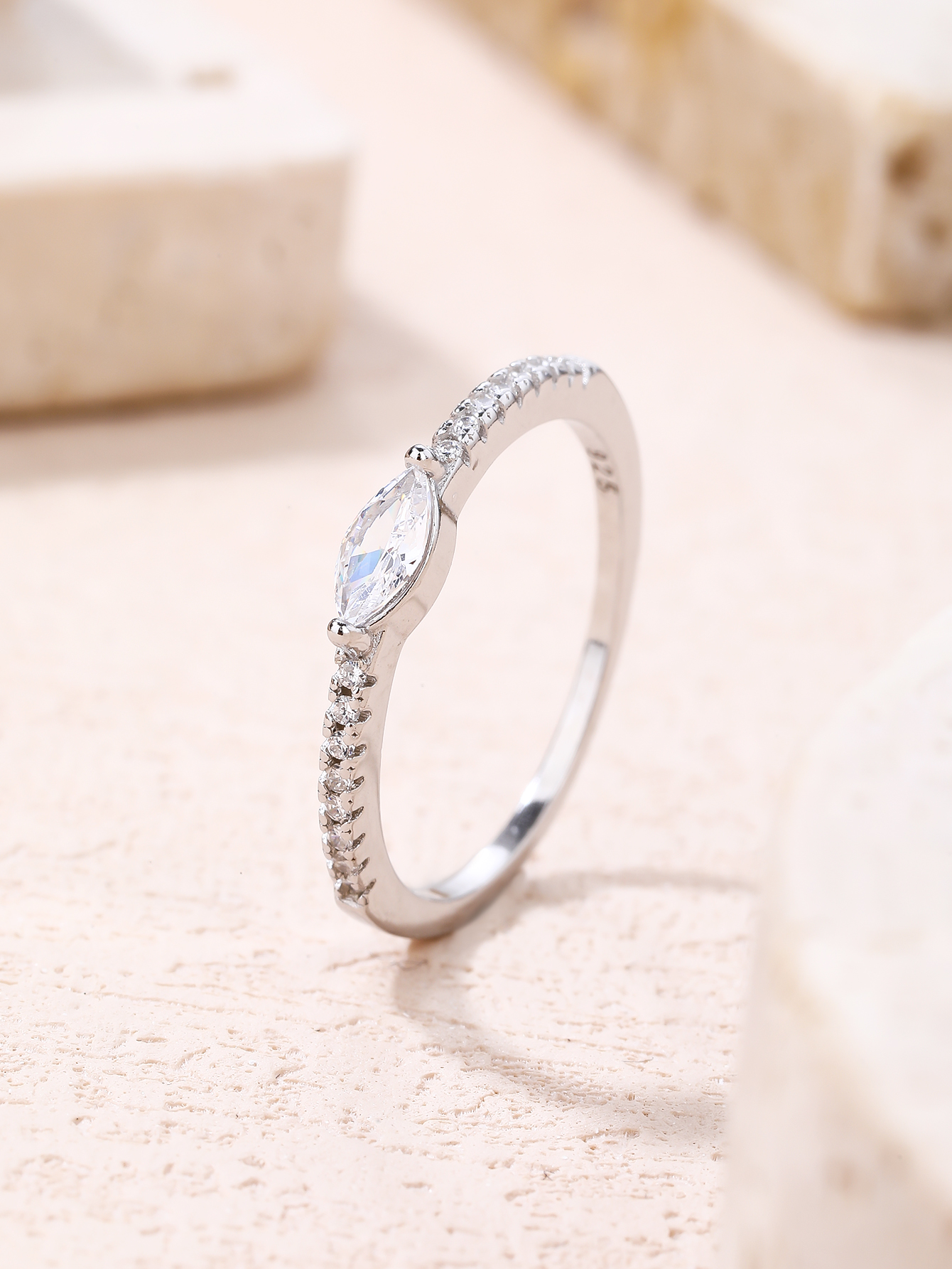 Silberner Ring mit Zirkonia im Navette-Schliff, rhodiniert 3