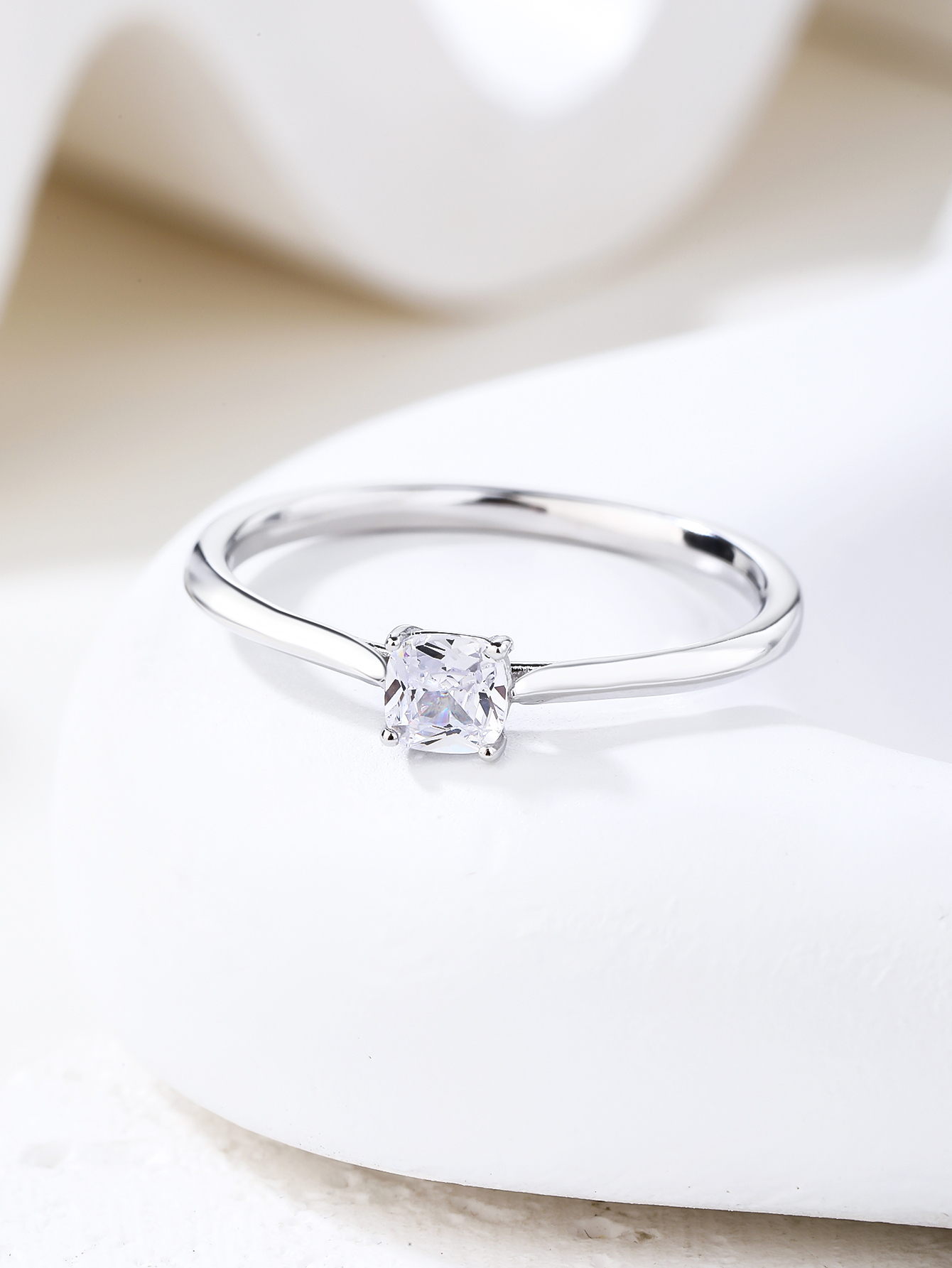 Weißer, quadratischer Solitärring mit Zirkonia aus 925er Silber mit Rhodiumbeschichtung 2