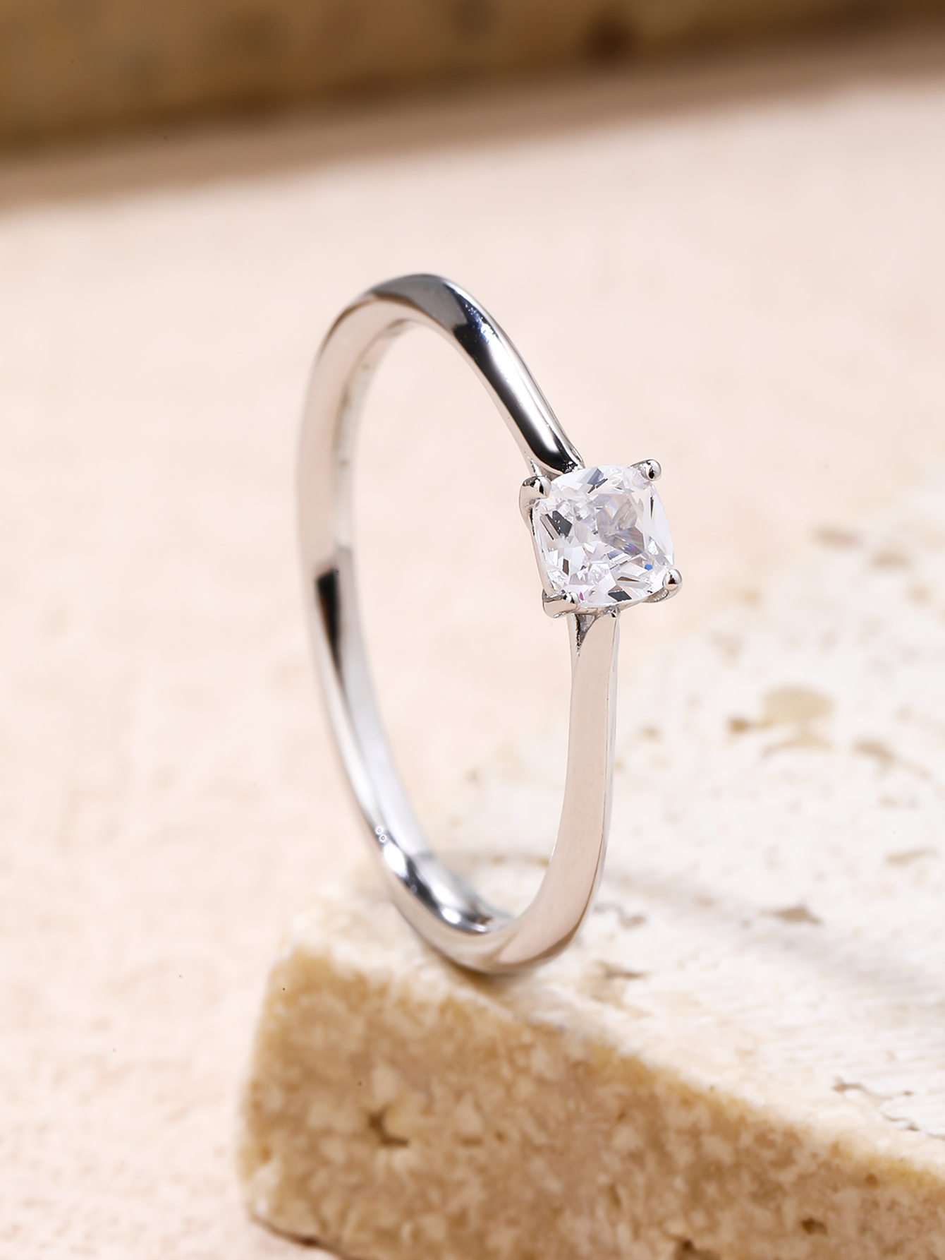 Weißer, quadratischer Solitärring mit Zirkonia aus 925er Silber mit Rhodiumbeschichtung 3