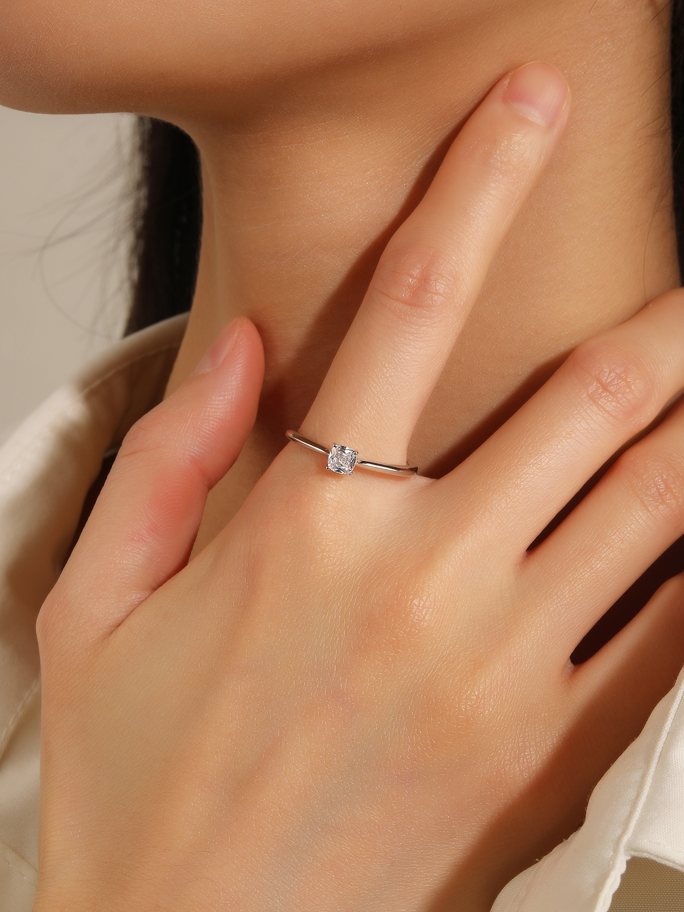 Weißer, quadratischer Solitärring mit Zirkonia aus 925er Silber mit Rhodiumbeschichtung 4