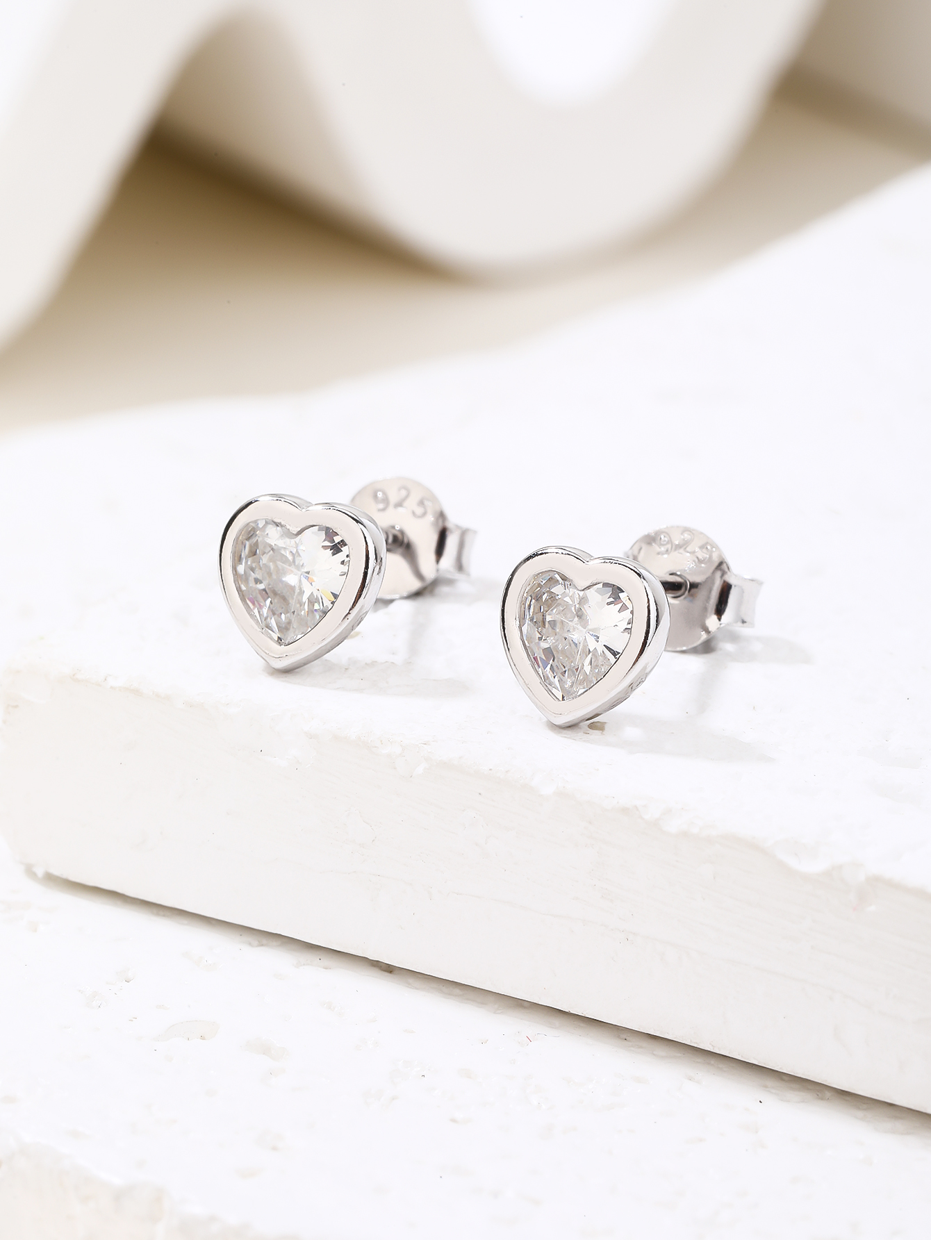 Weiße, herzförmige Ohrstecker mit Zirkonia aus AG 925-Silber mit Rhodiumbeschichtung, 3