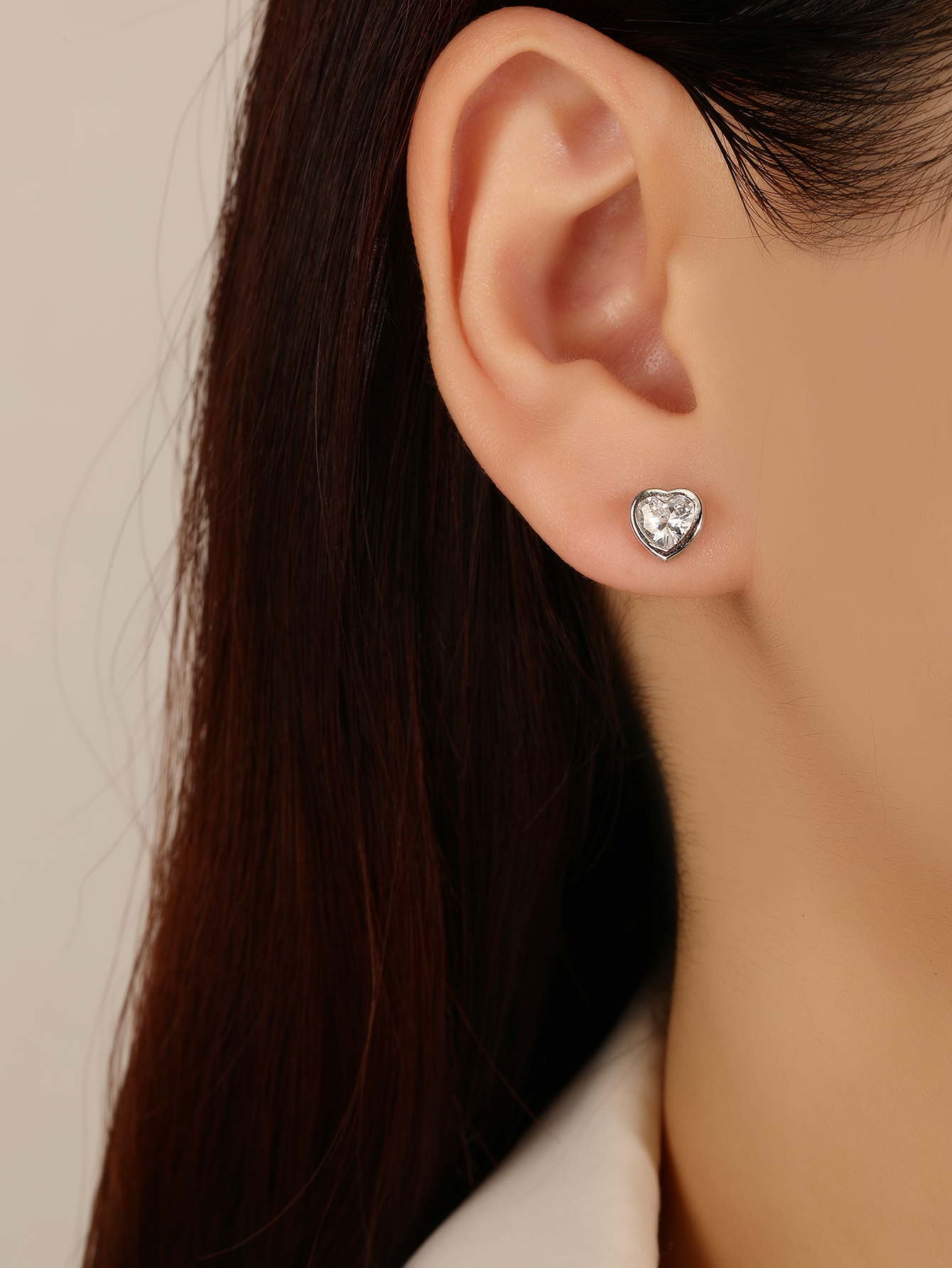Weiße, herzförmige Ohrstecker mit Zirkonia aus AG 925-Silber mit Rhodiumbeschichtung