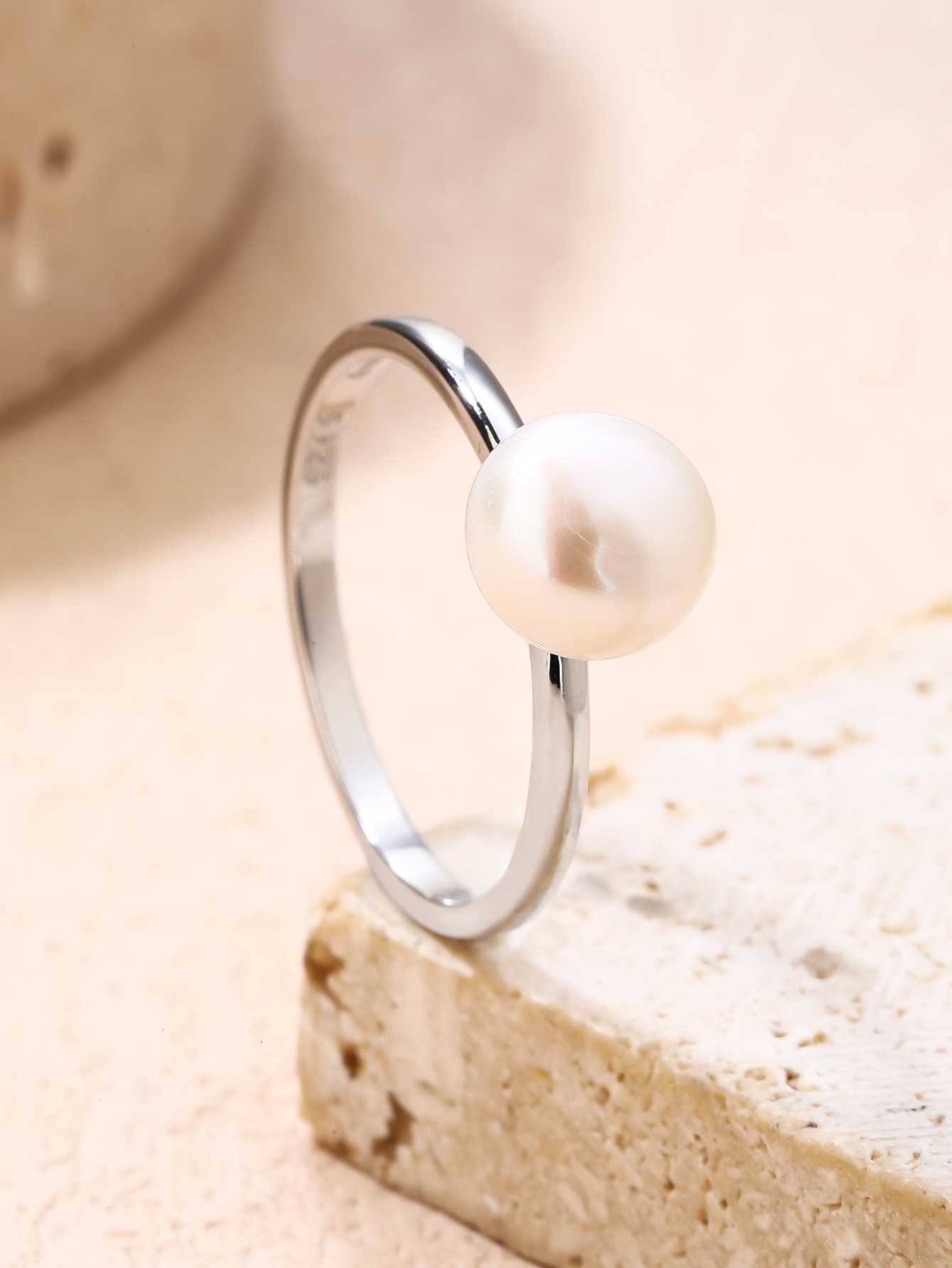 White cultured freshwater pearl ring made of AG 925 silver with rhodium plating, size 2