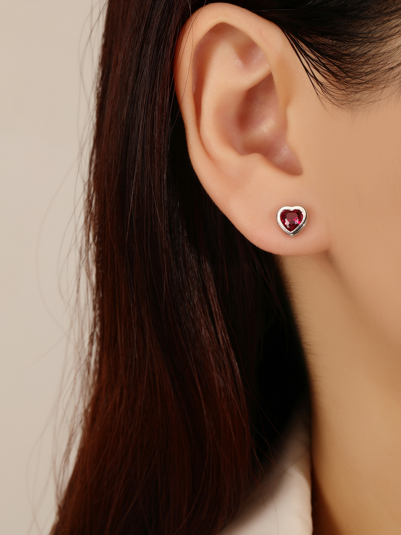 Rote, herzförmige Ohrstecker mit Zirkonia aus AG 925-Silber mit Rhodiumbeschichtung, 3